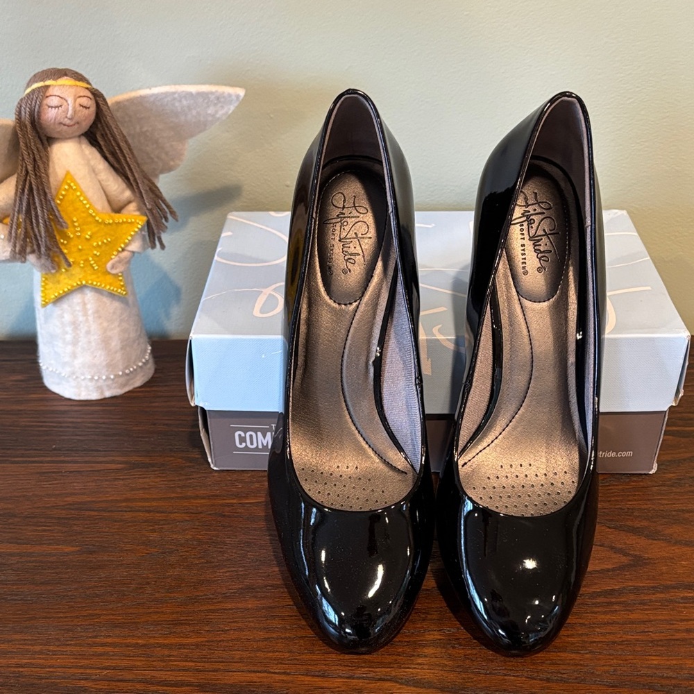 Life Stride Black Patent Leather Parigi Pumps